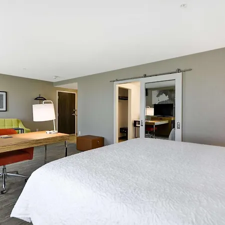 Hampton Inn & Suites Detroit/Warren-2